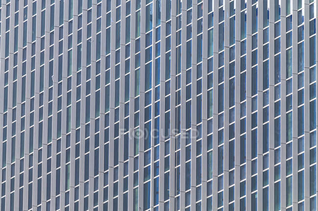 Primer plano de las ventanas en un rascacielos, Indonesia - foto de stock