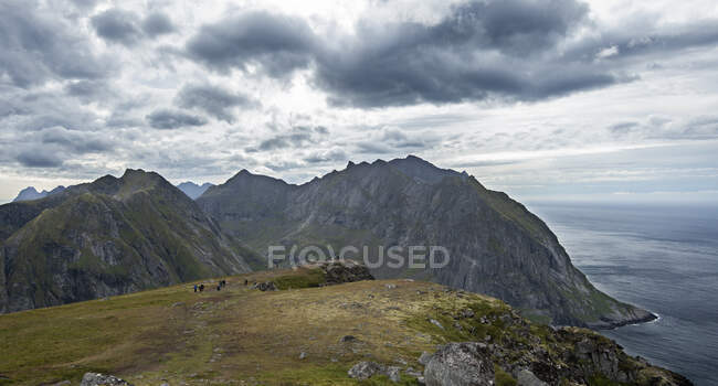 Vista de Mt Ryten, Flakstad, Lofoten, Nordland, Noruega - foto de stock
