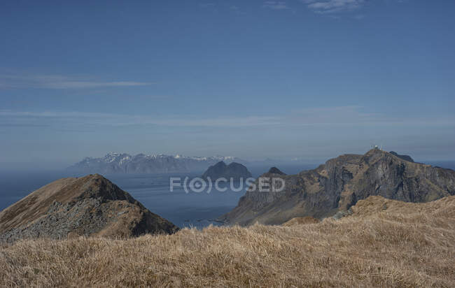 Vue de l'île de Mosken depuis le mont Mastadfjellet, Vaeroy, Lofoten, Nordland, Norvège — Photo de stock