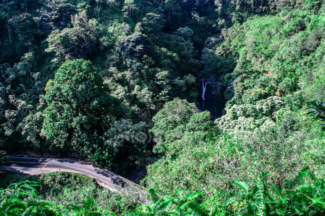 Воздушный вид на дорогу к хане, феи, хавайи, сша — стоковое фото