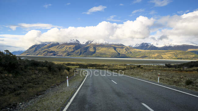 Дорога к деревне Аораки Маунт Кук, Национальный парк Аораки Маунт Кук, Южный остров, Новая Зеландия — стоковое фото