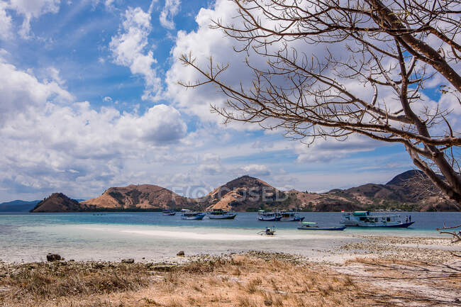 Bateaux amarrés à la plage, Kelor Island, Indonésie — Photo de stock
