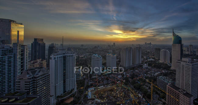 Paisaje urbano de Yakarta al atardecer, Indonesia - foto de stock