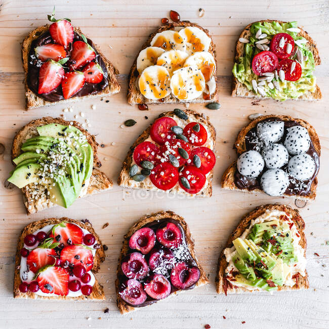 Sweet and savory toasts with fruit and vegetables — Stock Photo