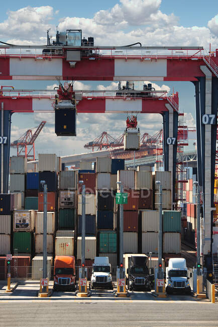 Recipientes de transporte a serem carregados em semi-camiões, Long Beach, Califórnia, Estados Unidos da América — Fotografia de Stock