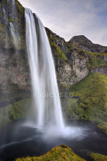 Cascade Seljalandsfoss dans les montagnes, Islande — Photo de stock