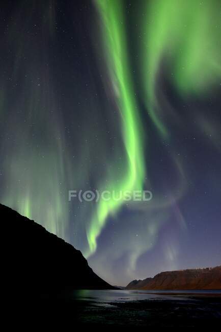 Aurores boréales, Arnarfjordur, Westfjords, Islande — Photo de stock