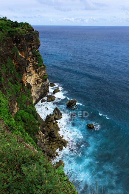Cliffs costeiros, Uluwatu, Bali, Indonésia — Fotografia de Stock