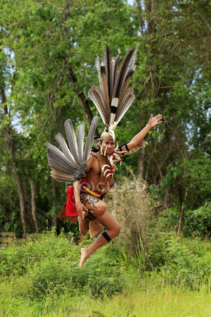 Людина з племені даак танцює, Борнео, Індонезія. — стокове фото