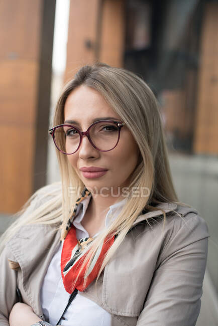 Portrait d'une femme debout dans la rue portant des lunettes, Bosnie-Herzégovine — Photo de stock
