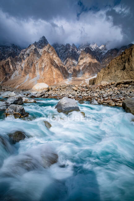Довготривале падіння річки Хунза і конусів пасу гора, гунза, позолоти-балтистан, Пакистан — стокове фото