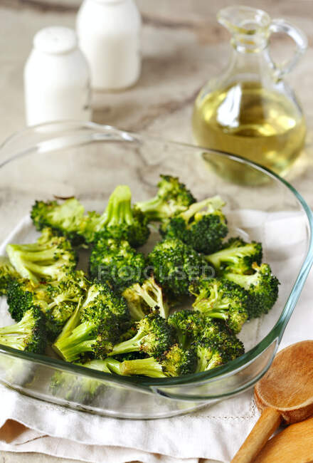 Broccoli al forno in un piatto di vetro — Foto stock