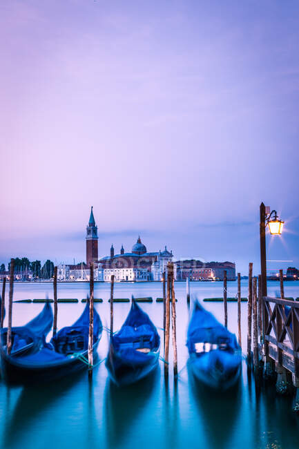 Gondeln vor Anker auf einem Kanal, Venedig, Venetien, Italien — Stockfoto