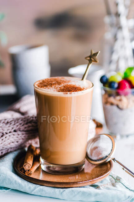 Cinnamon latte drink and chia pudding — Stock Photo