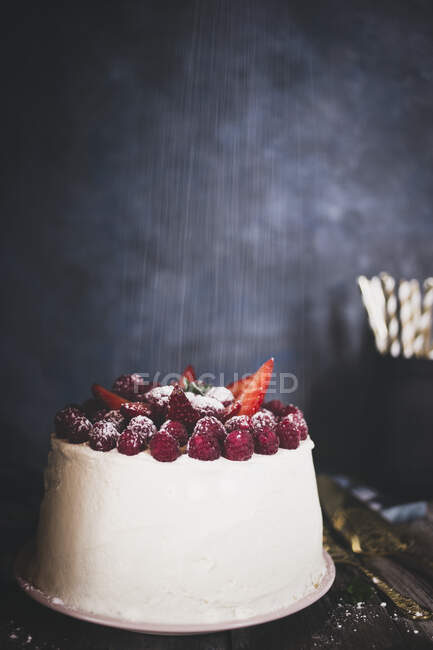 Tarte à la framboise et à la crème aux fraises sur planche en bois, vue rapprochée — Photo de stock