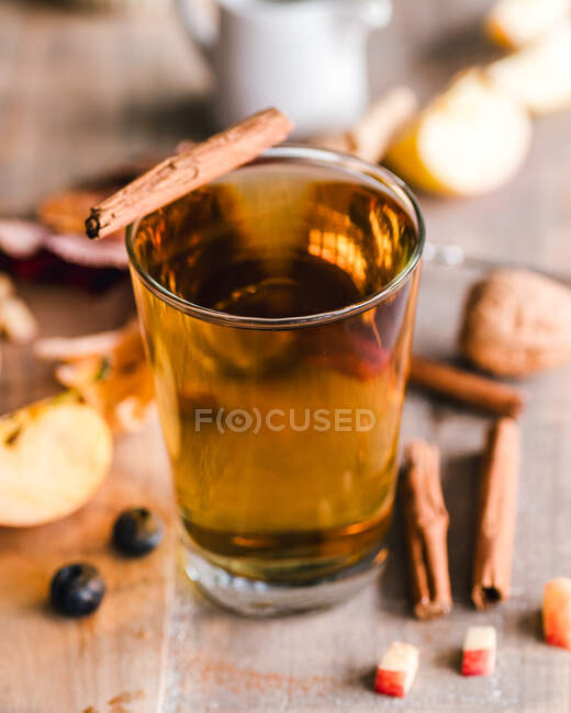 Bicchiere di tè caldo alla cannella — Foto stock