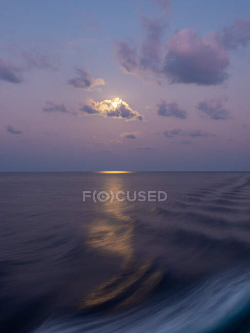 Paysage marin au coucher du soleil, Indonésie — Photo de stock
