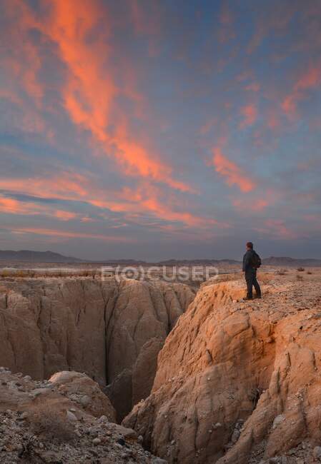 Homme debout au bord du sentier de randonnée Canyon Sin Nombre au coucher du soleil, Anza-Borrego Desert State Park, Californie, États-Unis — Photo de stock