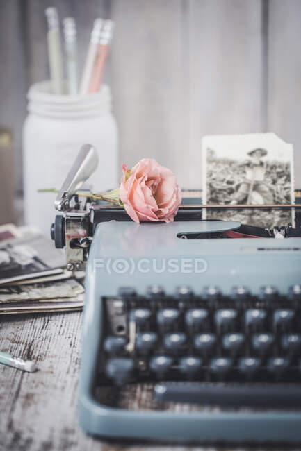 Old photographs next to a vintage typewriter — Stock Photo