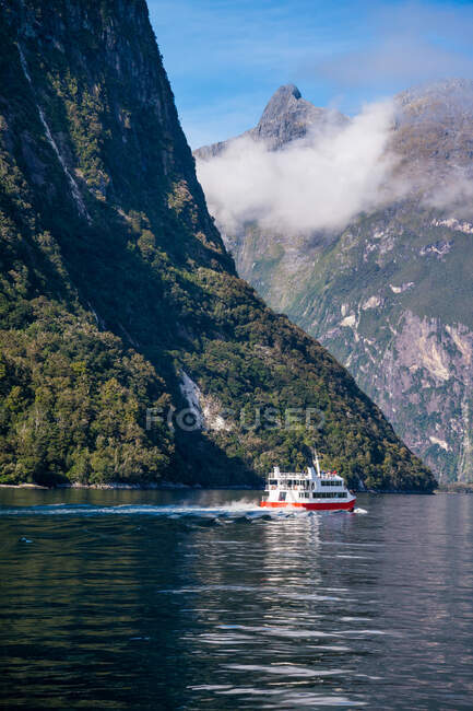 Bateau naviguant dans Milford Sound, Île du Sud, Nouvelle-Zélande — Photo de stock