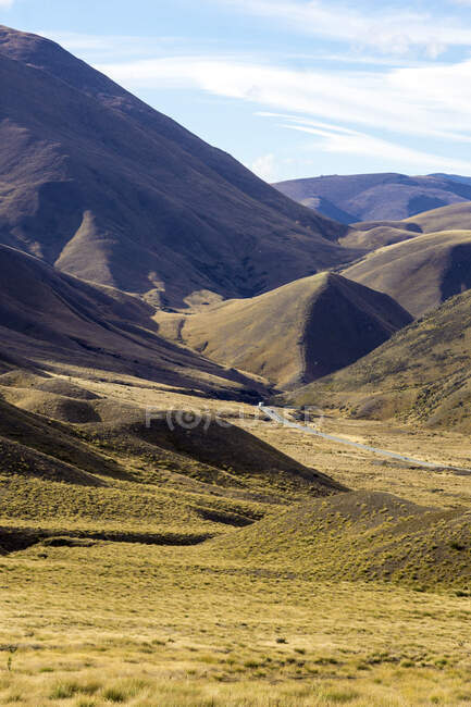 Lindis Pass en el paisaje de montaña, región de Otago, Isla del Sur, Nueva Zelanda - foto de stock