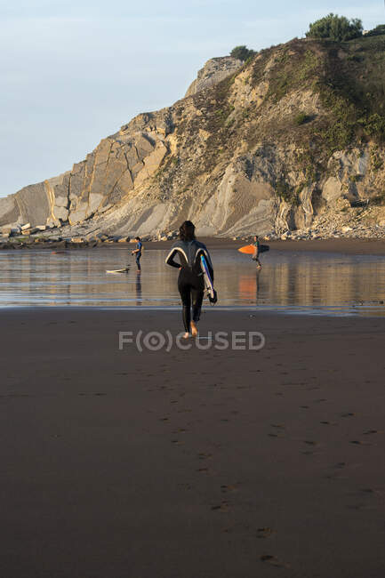 Surfers on the beach, Sopelana beach, Biscay, Basque Country, Spain — Stock Photo