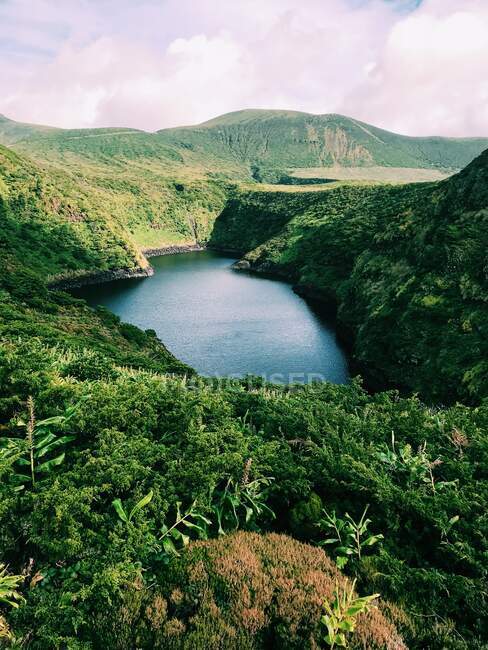 Vista aérea de Lagoa Comprida, Flores, Azores, Portugal - foto de stock