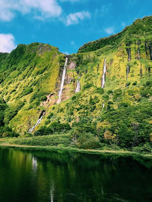 Cascades à Lagoa dos Patos, Flores Island, Açores, Portugal — Photo de stock