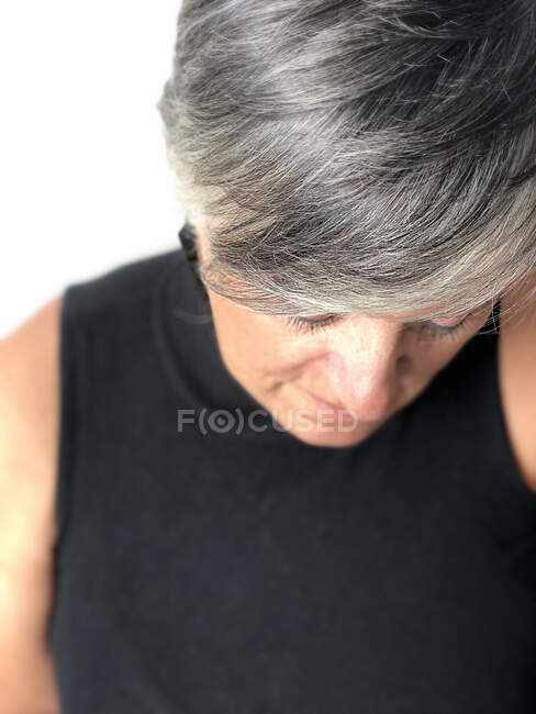 Retrato de uma mulher com cabelos grisalhos olhando para baixo — Fotografia de Stock