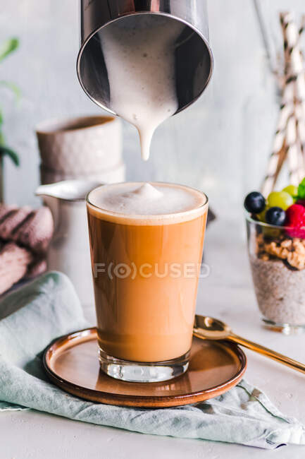Bebida de café con leche y pudín de chía - foto de stock