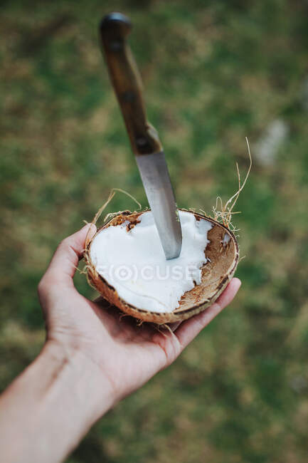 Un homme coupe une noix de coco, Seychelles — Photo de stock
