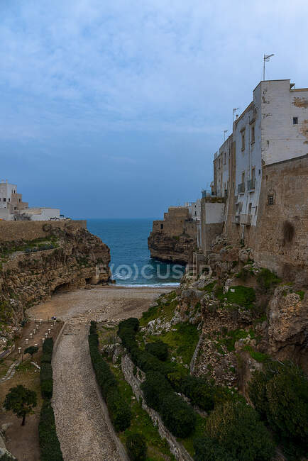 Strada verso il mare, Polignano a Mare, Bari, Puglia, Italia — Foto stock