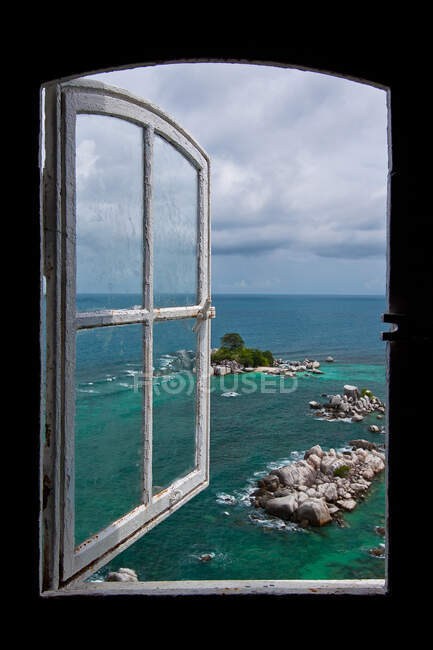 Vue sur l'océan à travers une fenêtre ouverte, Belitung, Indonésie — Photo de stock