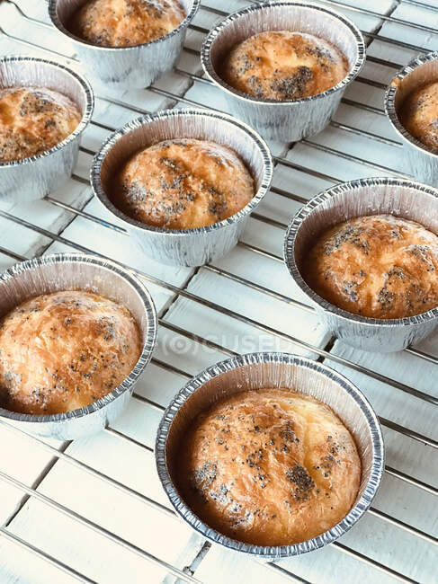 Muffins salgados com sementes de papoila em assadeira, vista de perto — Fotografia de Stock