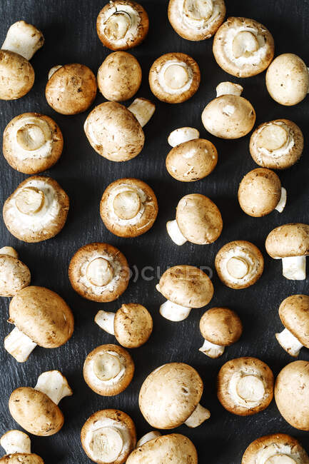 Overhead view of brown chestnut mushrooms — Stock Photo