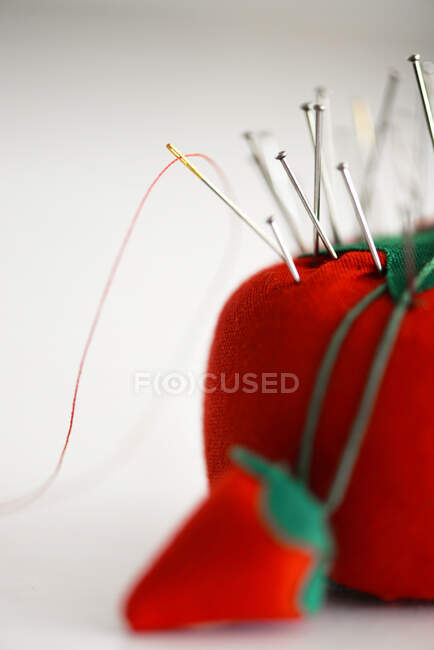 Primo piano di un ditale e un filo per cucire — Foto stock