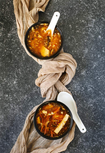 Dos tazones de sopa agria y caliente - foto de stock