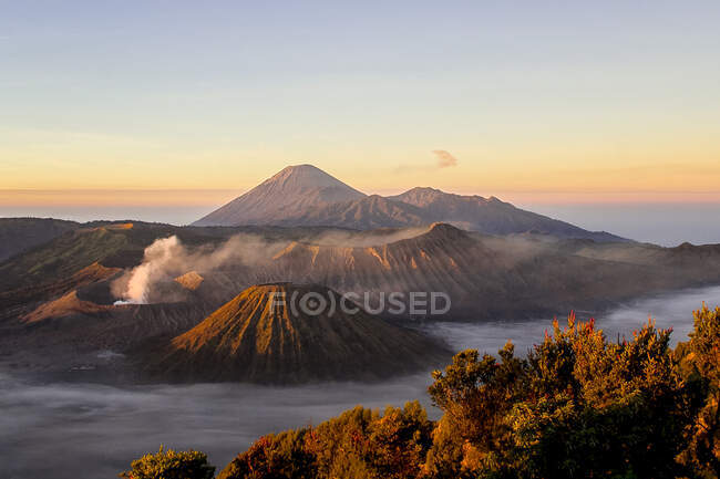 Mont Bromo au coucher du soleil, Java Est, Indonésie — Photo de stock