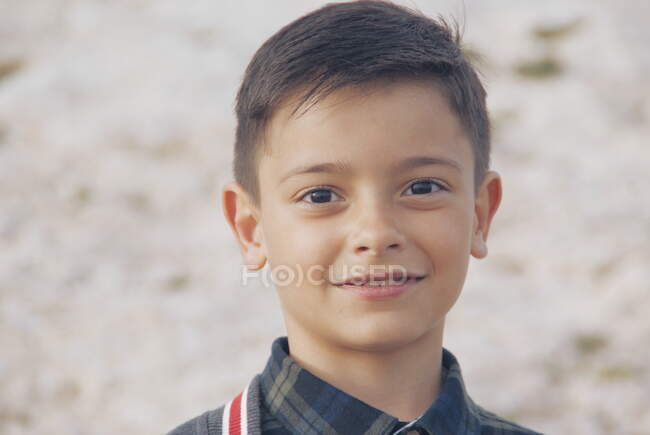 Retrato de menino sorridente em cena ao ar livre — Fotografia de Stock