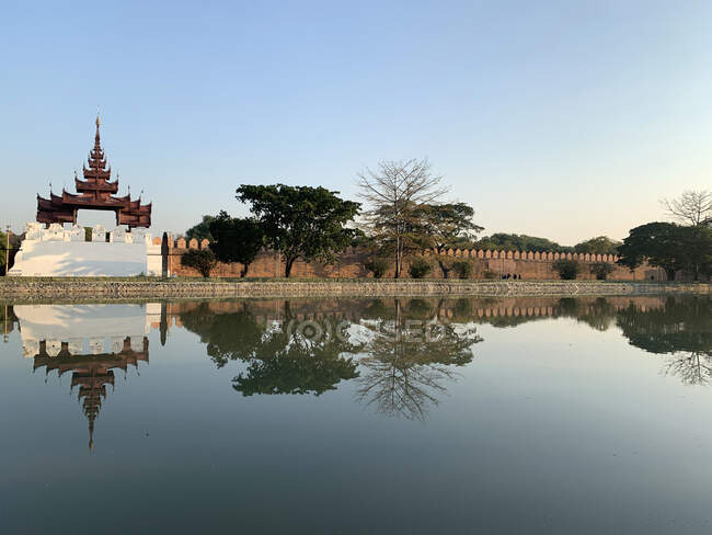 Bastión en las murallas que rodean el Palacio de Mandalay, Mandalay, Myanmar - foto de stock