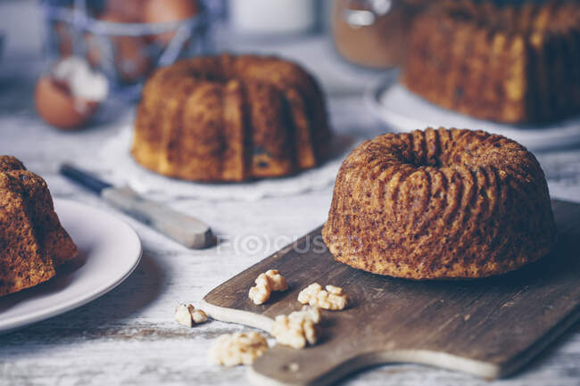 Домашний хлеб с орехами и корицей — стоковое фото