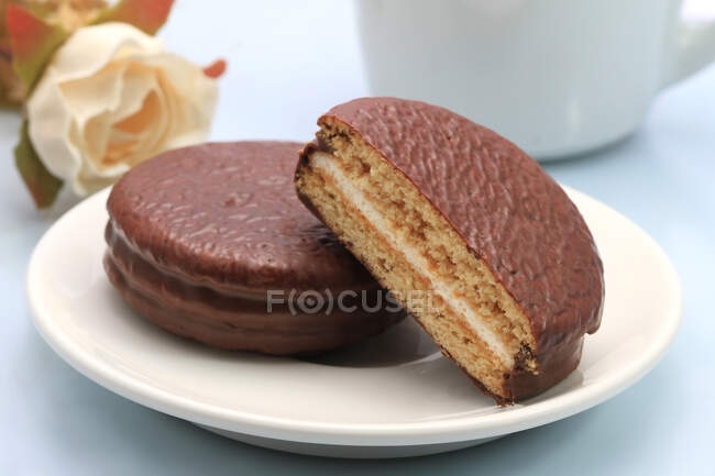 Pastel de chocolate con crema y café - foto de stock