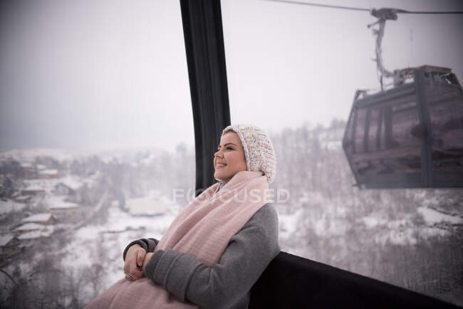 Femme souriante dans les montagnes par un téléski, Bosnie-Herzégovine — Photo de stock