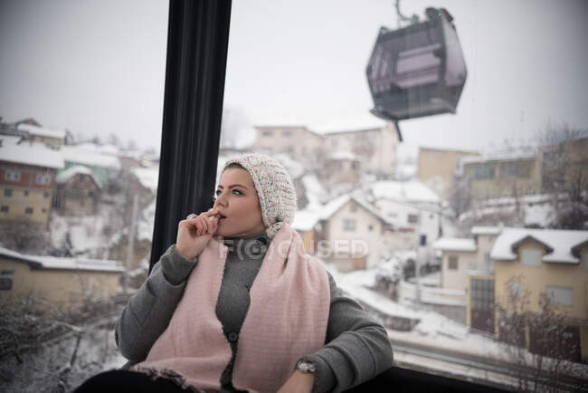 Mujer sonriente en las montañas en un telesilla, Bosnia y Herzegovina - foto de stock