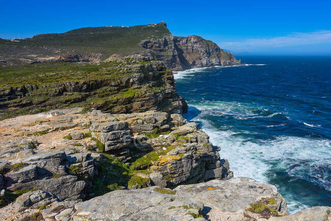 Vista pitoresca da costa rochosa e mar ondulado no dia ensolarado — Fotografia de Stock