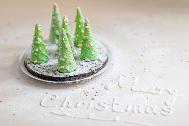 Biscoitos de gengibre de Natal em um fundo branco — Fotografia de Stock