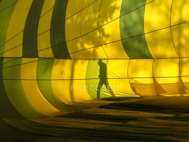 Silueta de un hombre caminando dentro de un globo aerostático, Girona, España - foto de stock