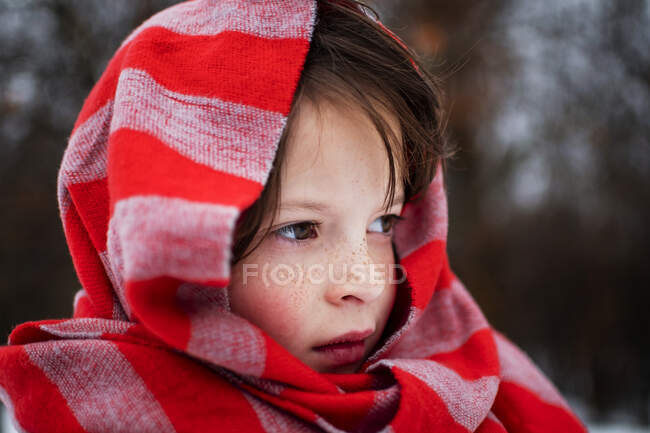 Portrait d'une fille debout dans la neige portant une écharpe autour de sa tête, États-Unis — Photo de stock