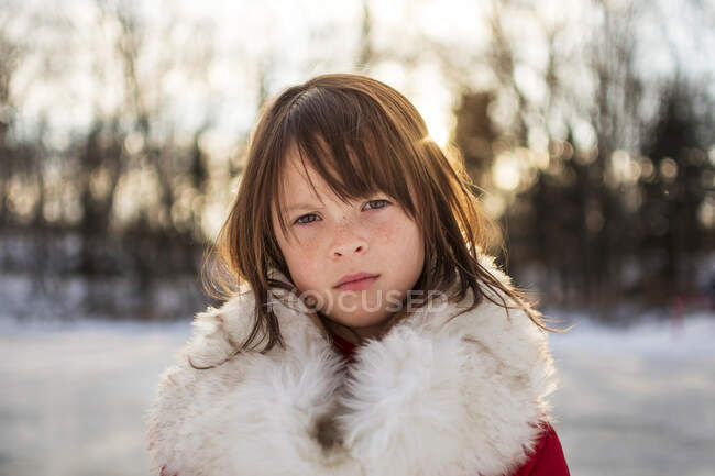 Portrait d'une fille debout dans la neige, États-Unis — Photo de stock