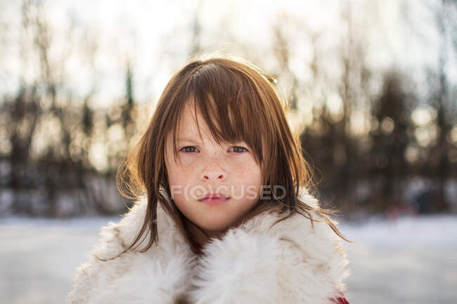 Портрет девушки, стоящей в снегу, США — стоковое фото